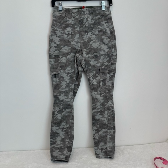 Spanx Stretch Twill Ankle Cargo Pants in Stone Wash Camo size M petite - Picture 2 of 8